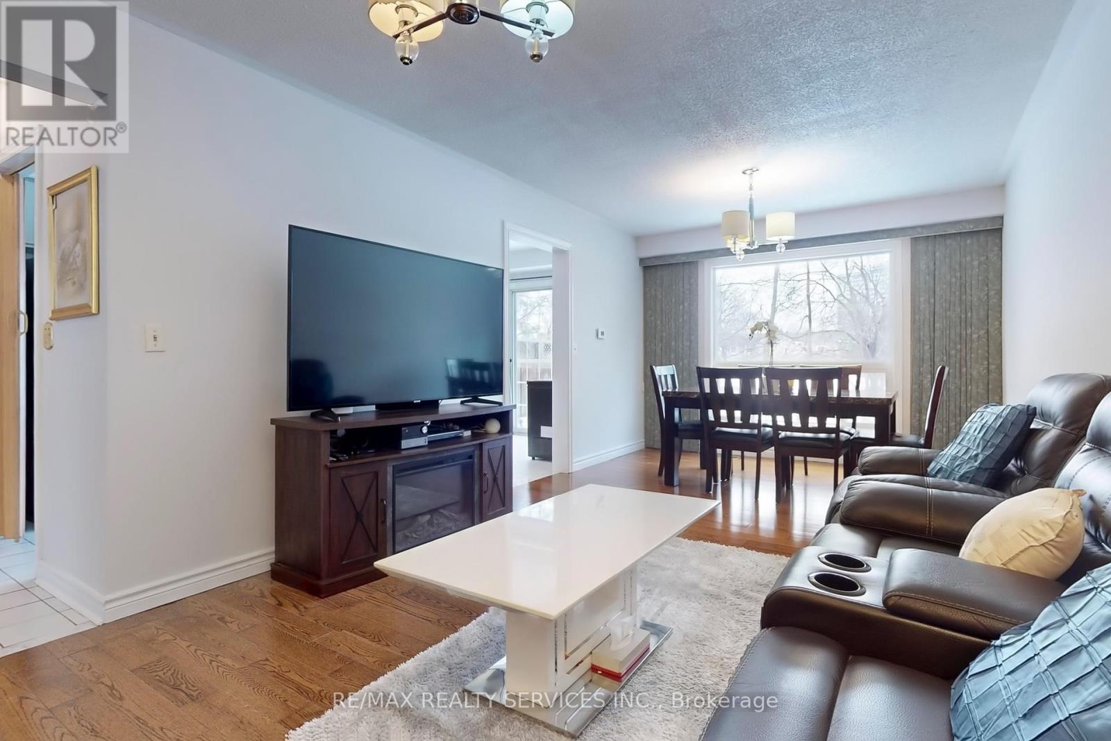 28 Heathcliffe Square, Brampton (Central Park), Ontario  L6S 5P7 - Photo 7 - W12133583