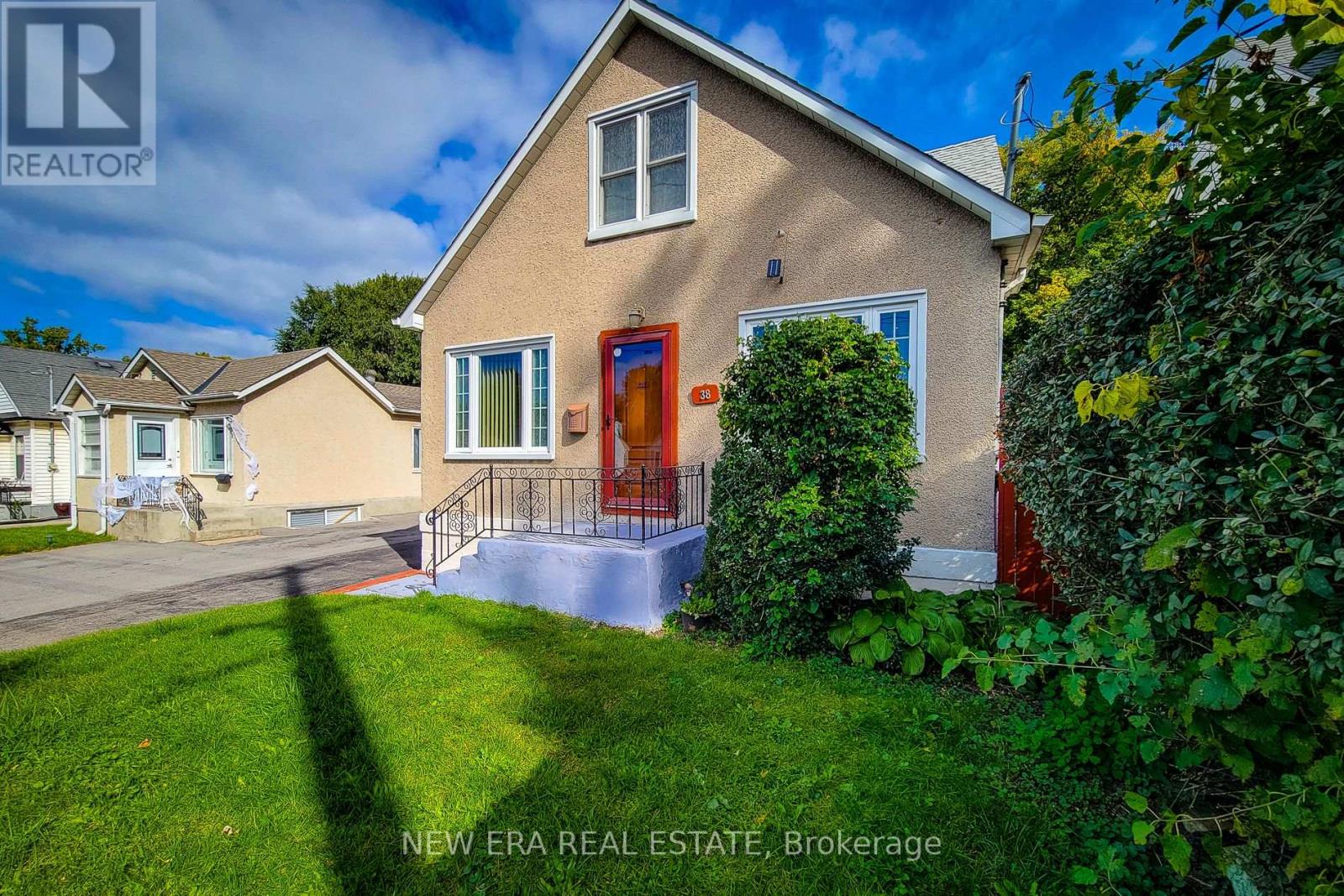 38 Haig Street, St. Catharines, Ontario  L2R 2K8 - Photo 3 - X12177166