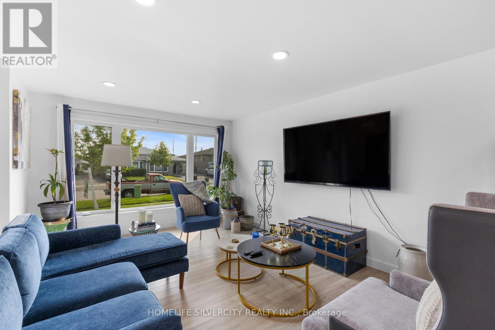 Property at 160 BURBANK CRESCENT image 3