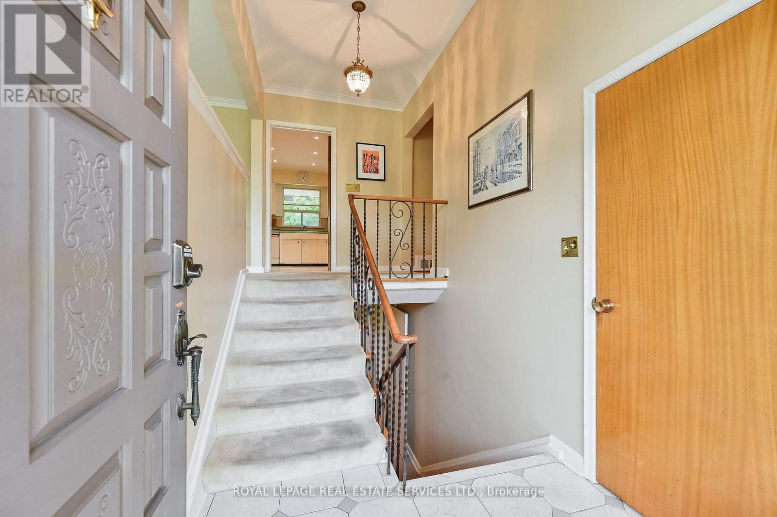 20 Munhall Road, Toronto, Ontario  M9P 1P9 - Photo 4 - W12191812