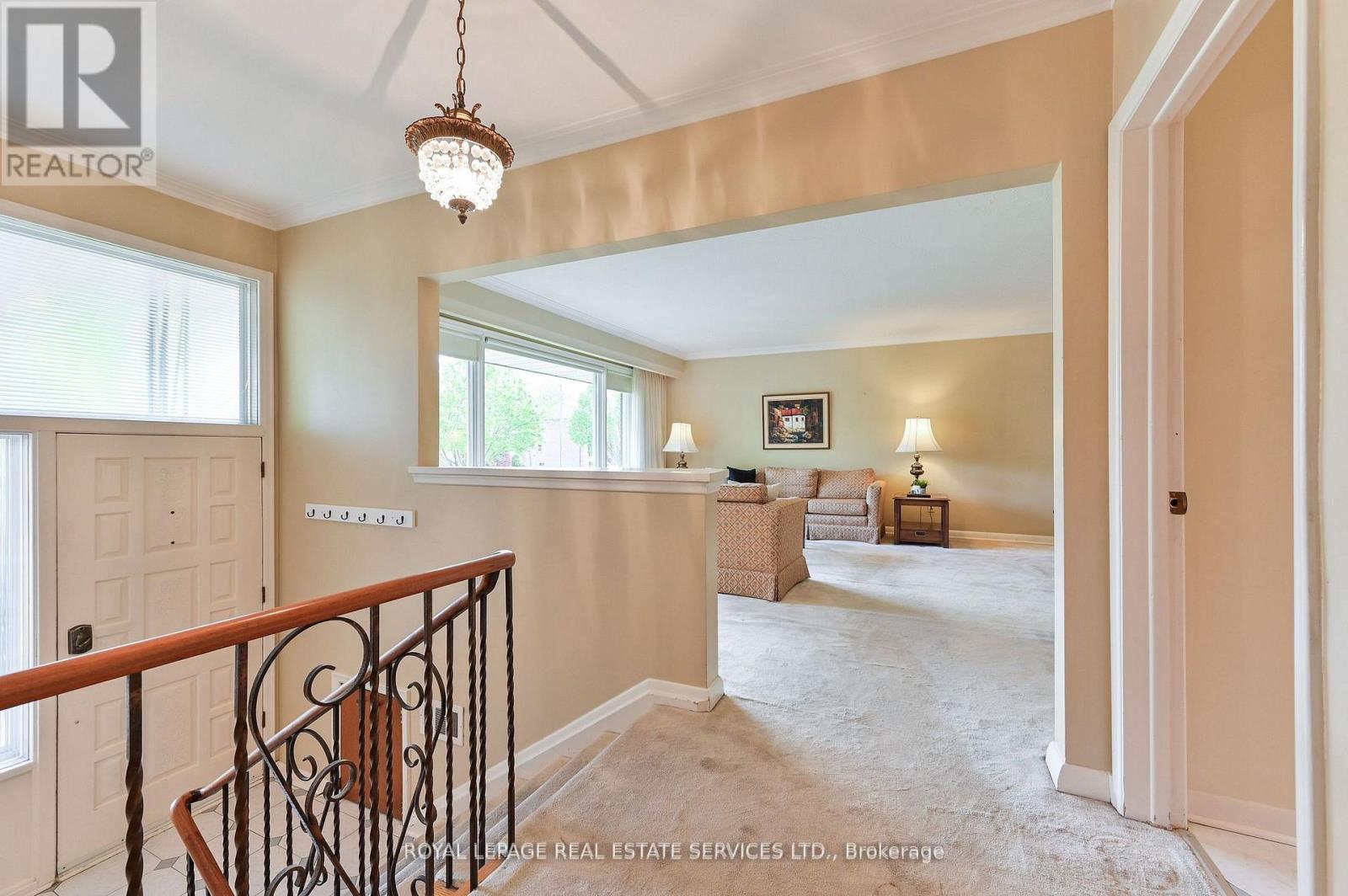 20 Munhall Road, Toronto, Ontario  M9P 1P9 - Photo 5 - W12191812