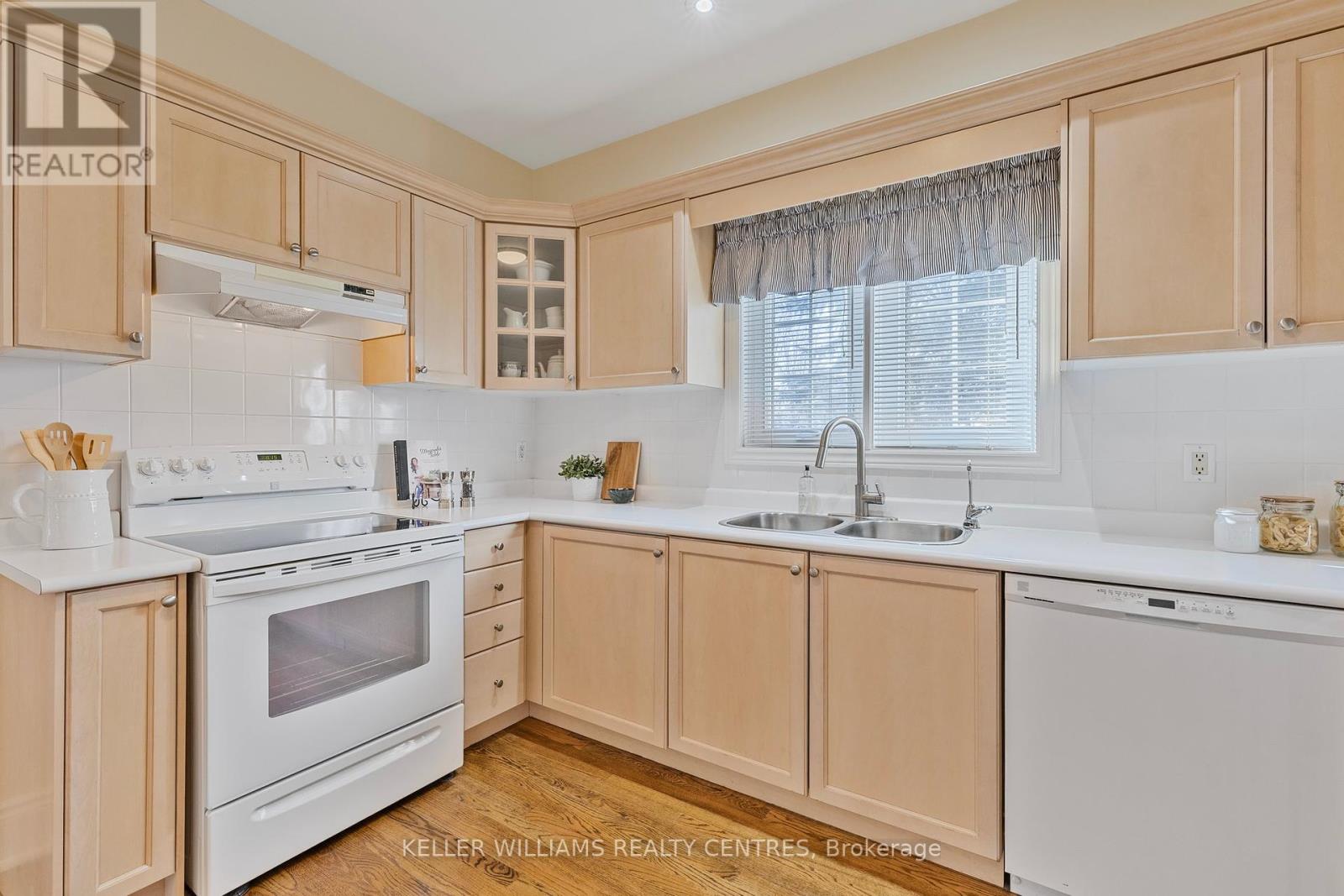 795 Foxcroft Boulevard, Newmarket, Ontario  L3X 1M8 - Photo 11 - N12136203