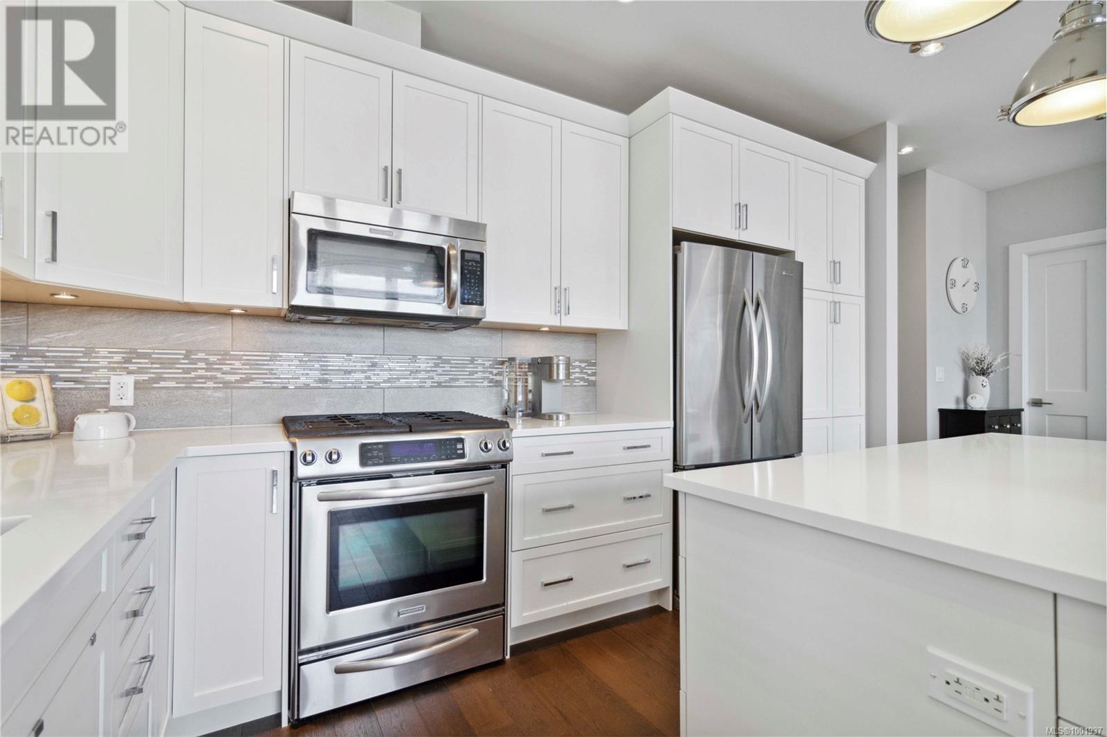 Property at 708 Demel Pl image 4
