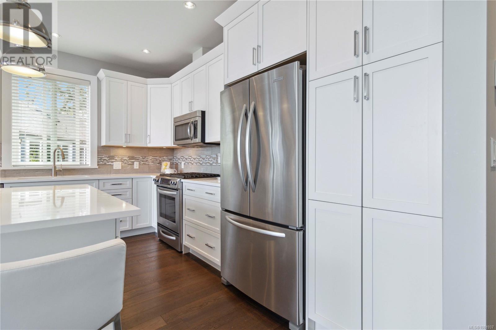 Property at 708 Demel Pl image 2