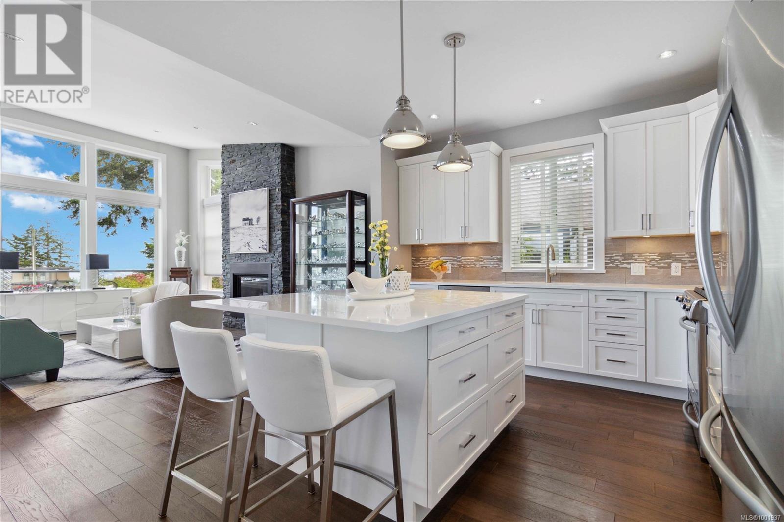 Property at 708 Demel Pl image 3