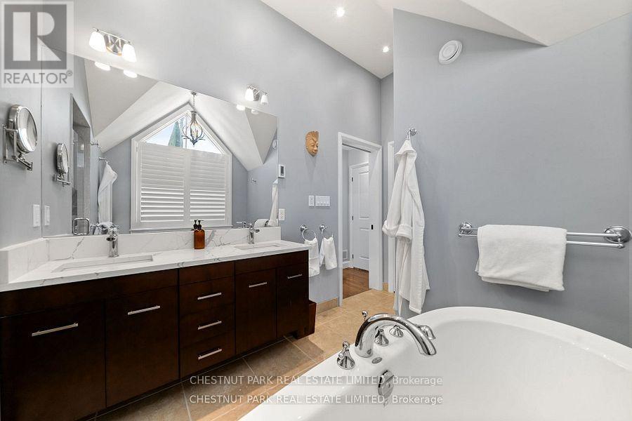 7 - 4 Bridge Street, Prince Edward County, Ontario  K0K 2T0 - Photo 38 - X12192279