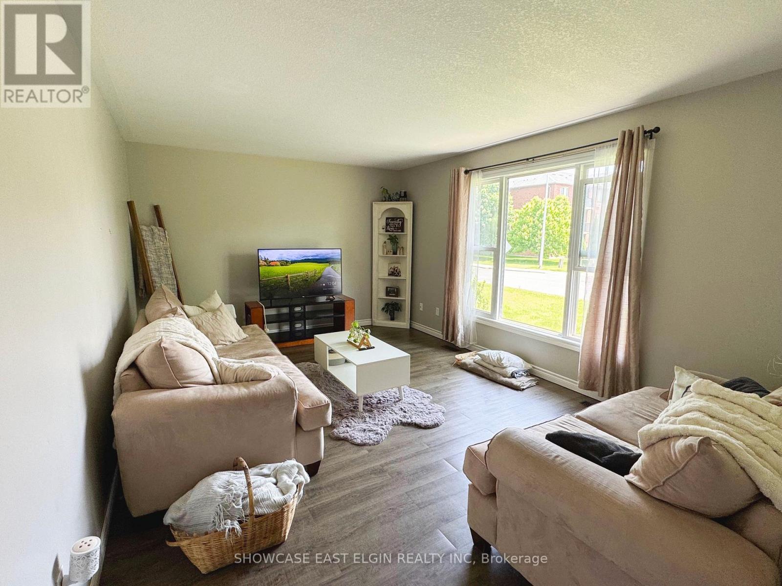 28 Melanie Drive, Aylmer, Ontario  N5H 3G6 - Photo 3 - X12192248