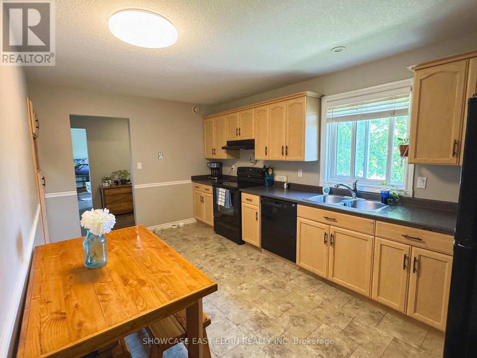 28 Melanie Drive, Aylmer, Ontario  N5H 3G6 - Photo 5 - X12192248