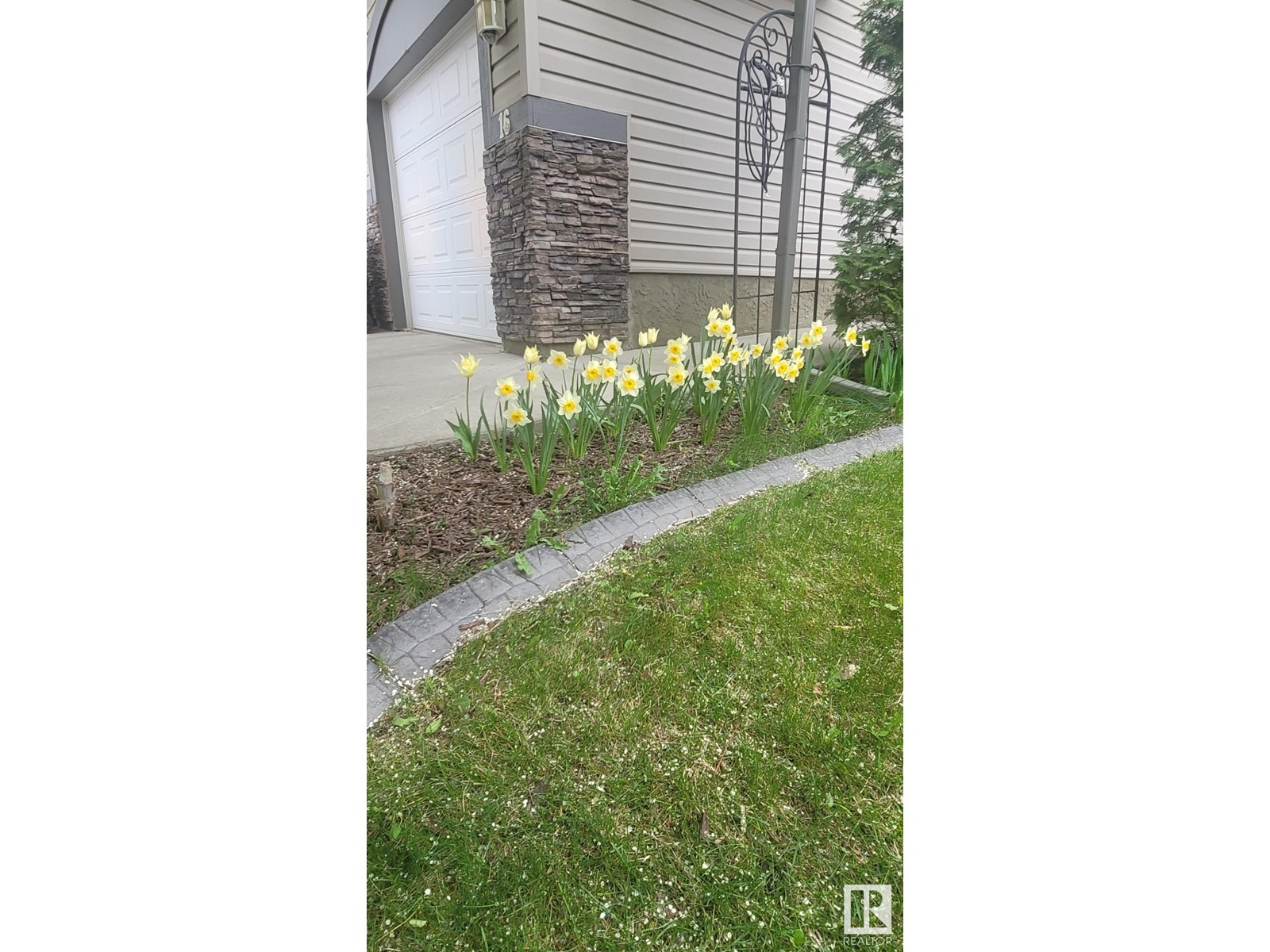 Property at 16 HARTWICK LO image 2