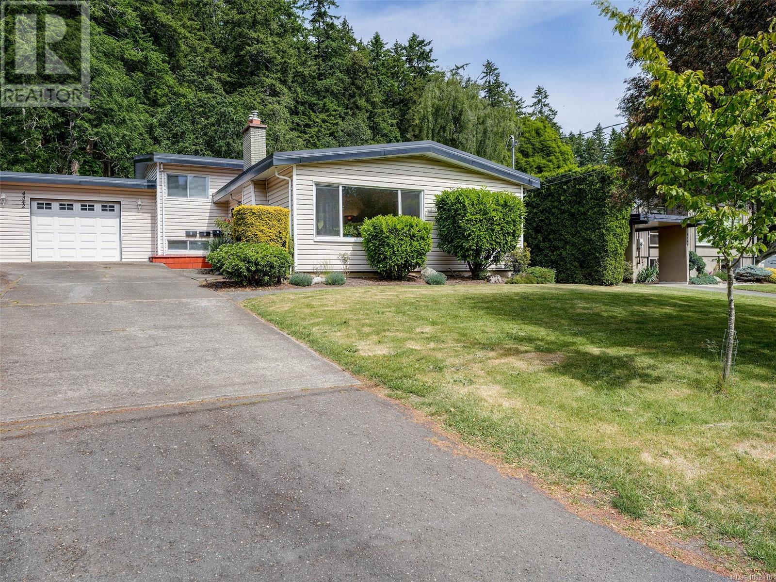 Property at 4342 Parkside Cres image 1