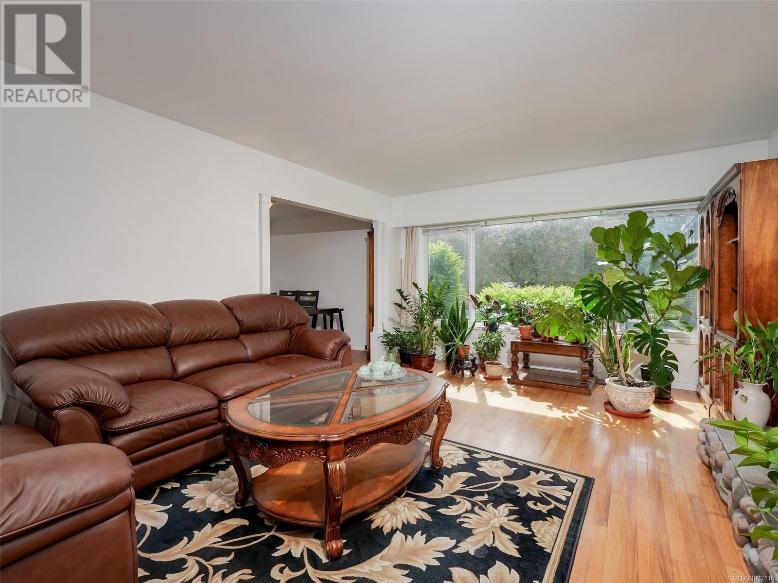 Property at 4342 Parkside Cres image 2