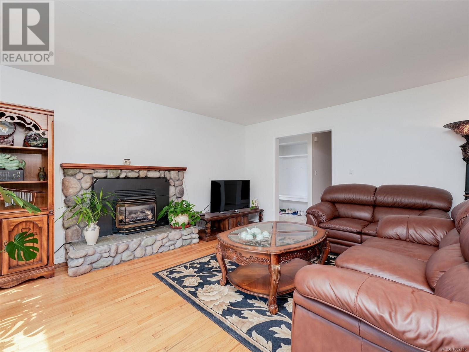 Property at 4342 Parkside Cres image 4