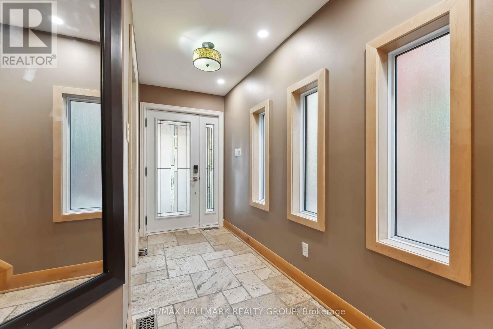 39 Robinson Avenue, Ottawa, Ontario  K1N 8N8 - Photo 3 - X12192250