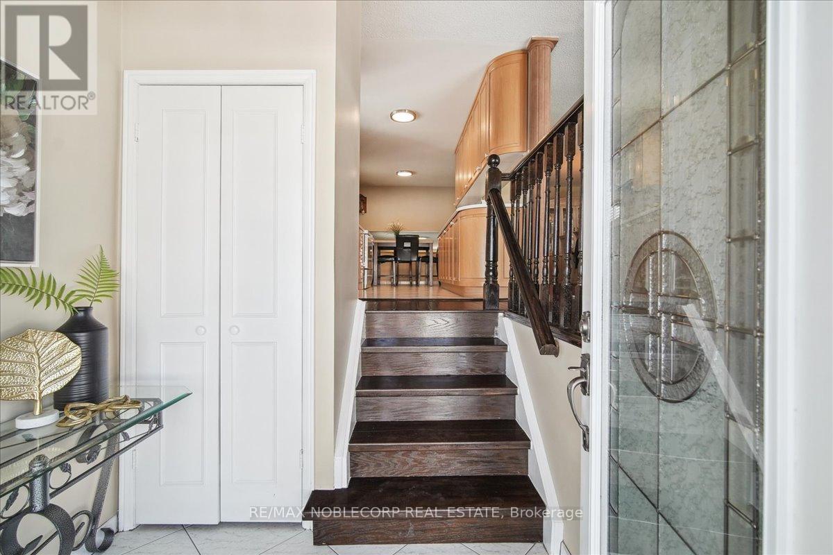300 Cherokee Boulevard, Toronto (Pleasant View), Ontario  M2H 2W7 - Photo 3 - C12192020