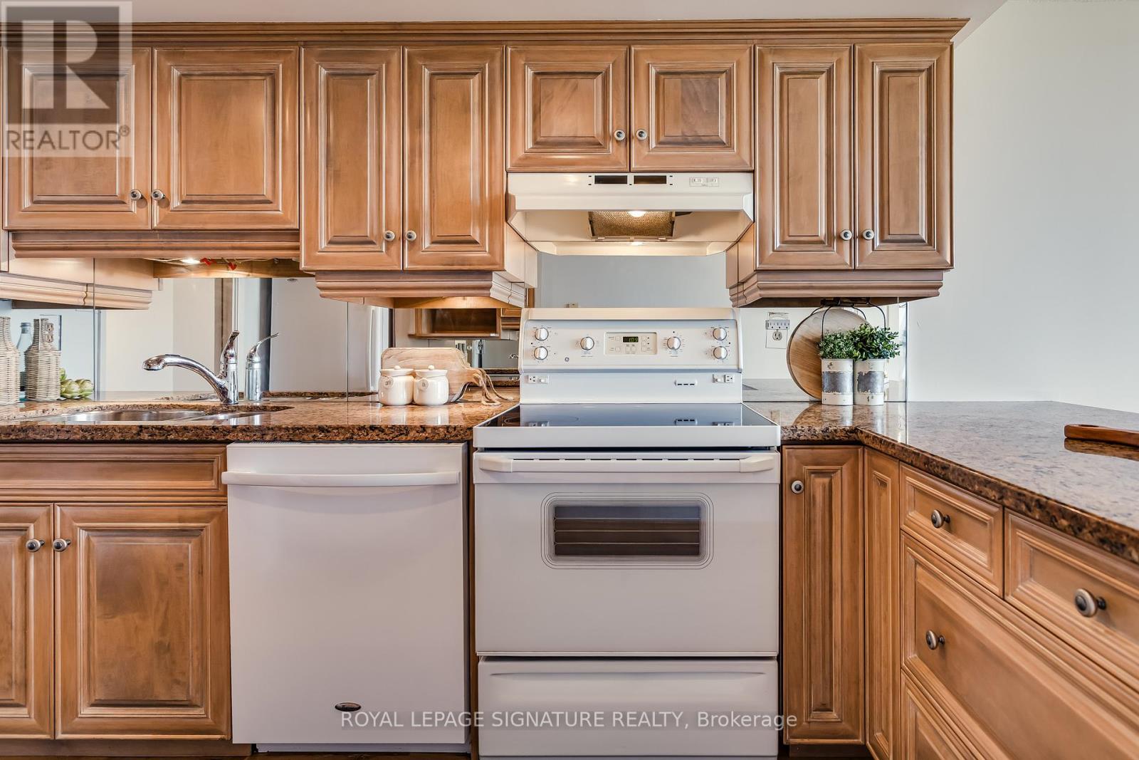 806 - 360 Bloor Street E, Toronto, Ontario  M4W 3M3 - Photo 14 - C12192252