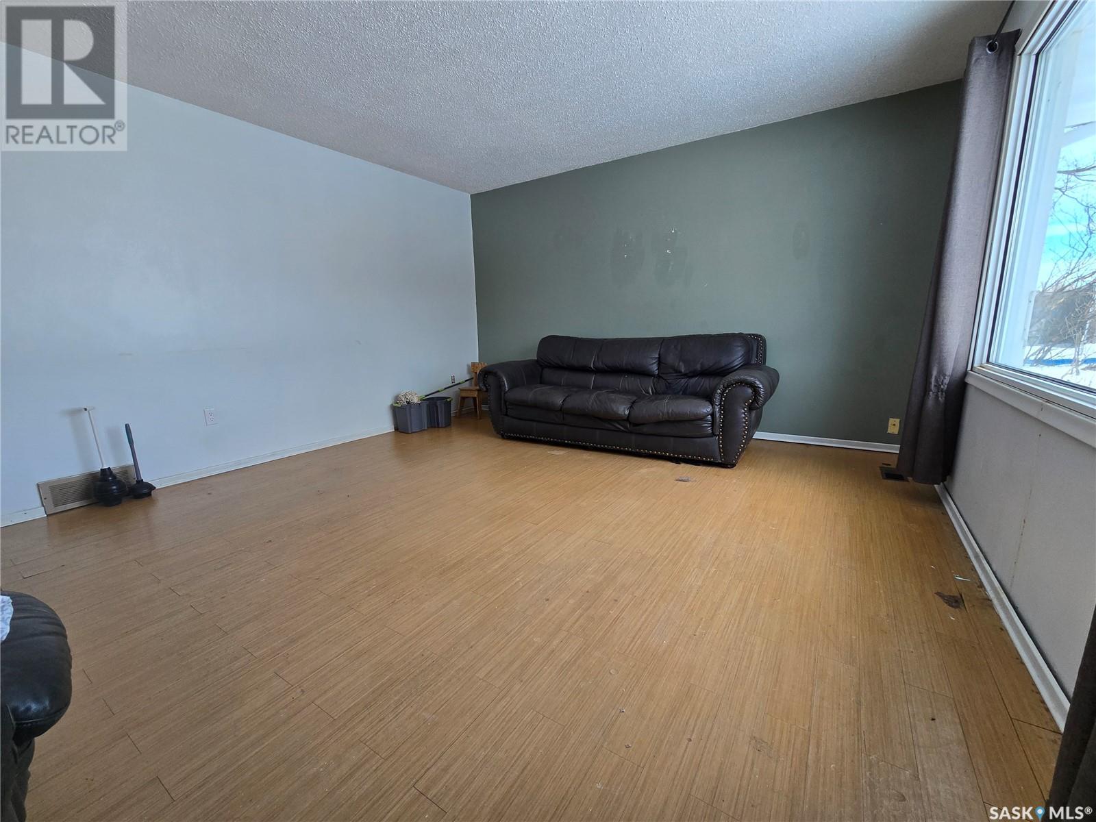 33 4th Avenue E, Central Butte, Saskatchewan  S0H 0A1 - Photo 4 - SK998357