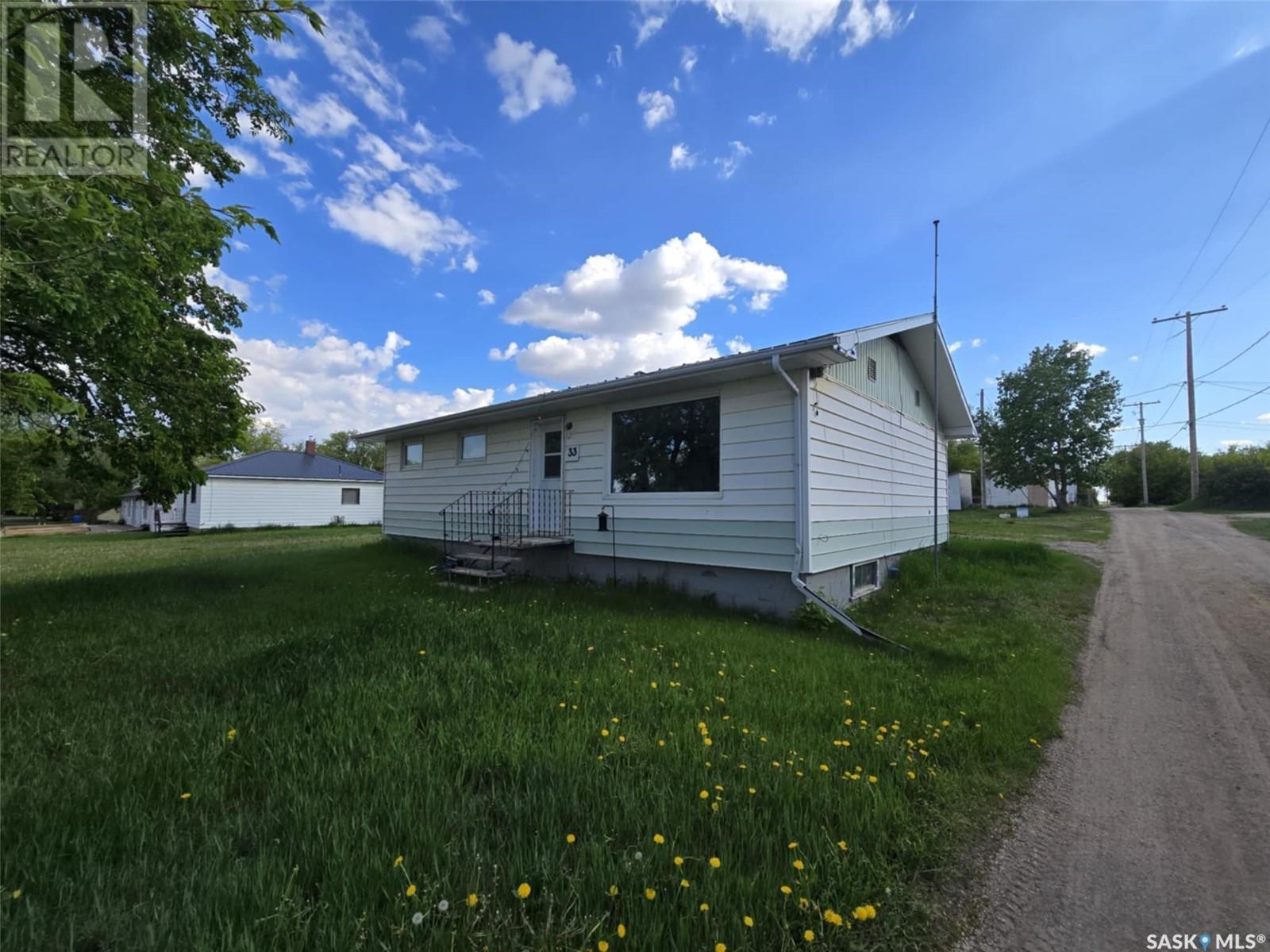 33 4th Avenue E, Central Butte, Saskatchewan  S0H 0A1 - Photo 2 - SK998357