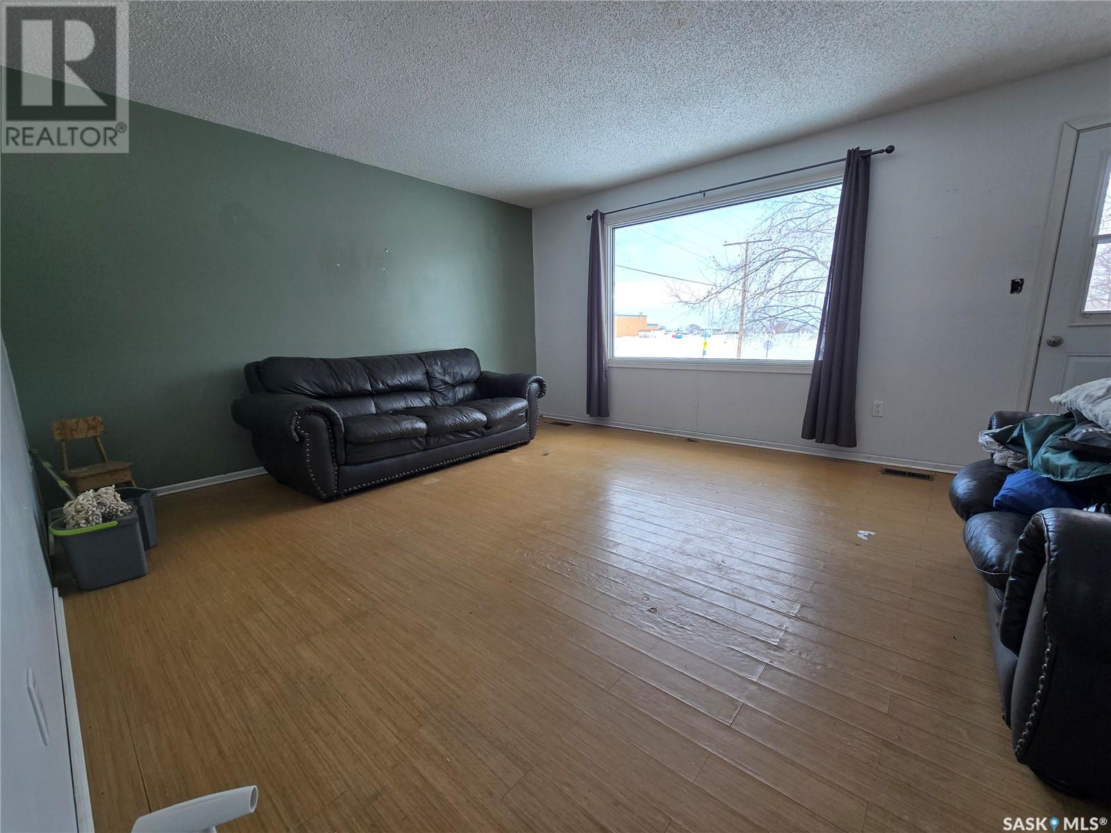 33 4th Avenue E, Central Butte, Saskatchewan  S0H 0A1 - Photo 6 - SK998357