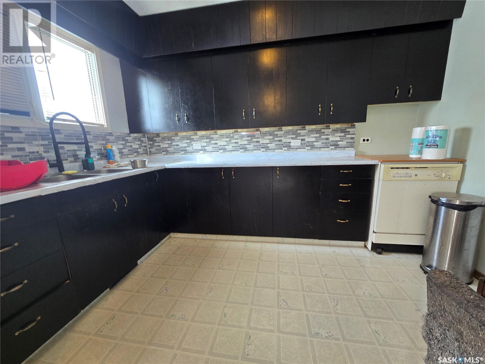 33 4th Avenue E, Central Butte, Saskatchewan  S0H 0A1 - Photo 10 - SK998357