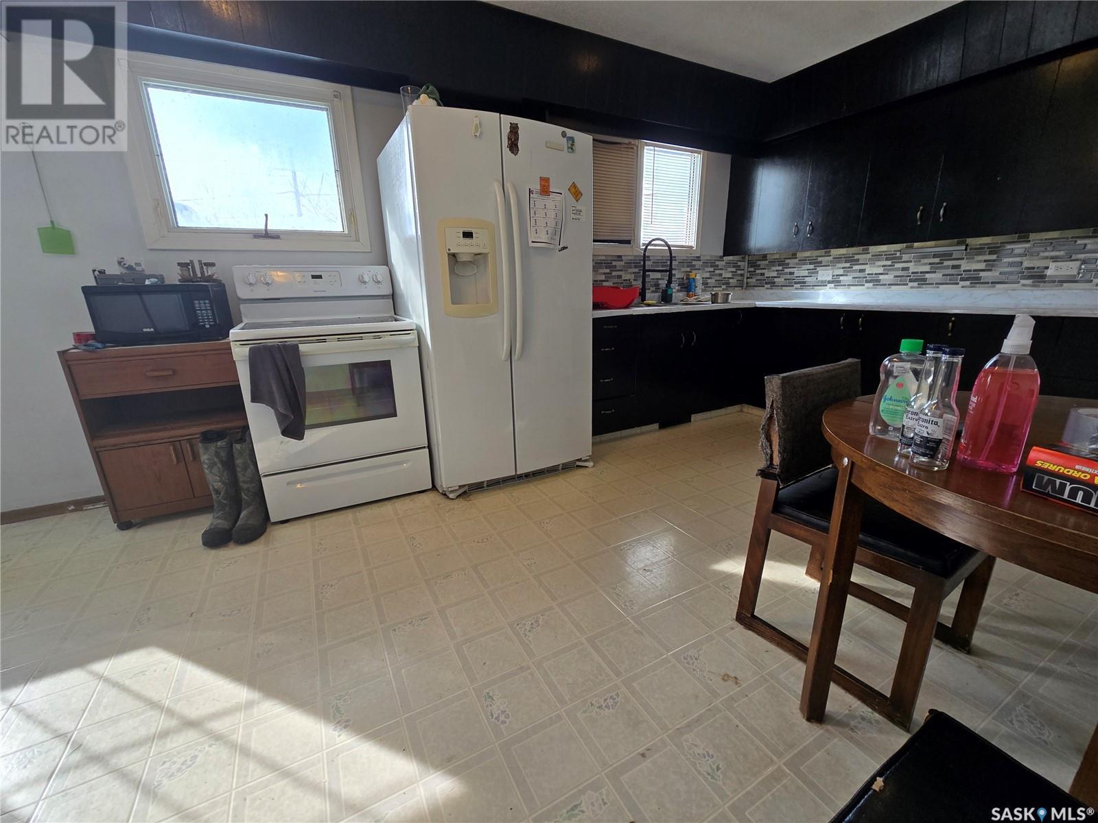 33 4th Avenue E, Central Butte, Saskatchewan  S0H 0A1 - Photo 9 - SK998357