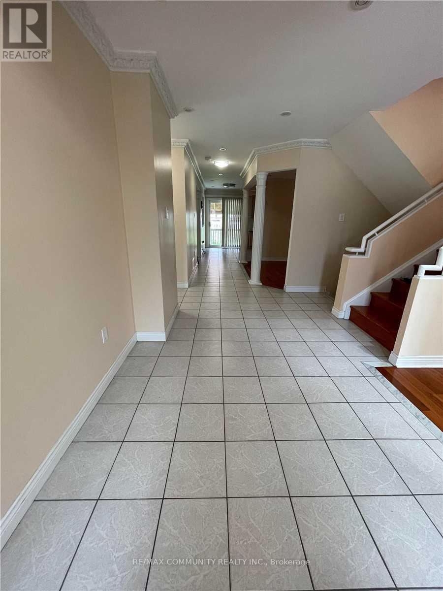 Main - 38 Bluenose Crescent, Toronto, Ontario  M1C 4R6 - Photo 3 - E12192176