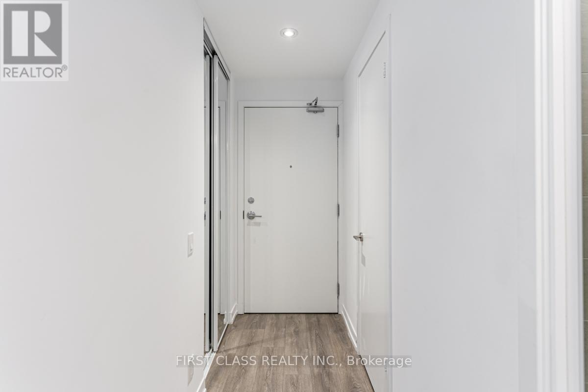 1705 - 898 Portage Parkway, Vaughan, Ontario  L4K 0J3 - Photo 4 - N12192054