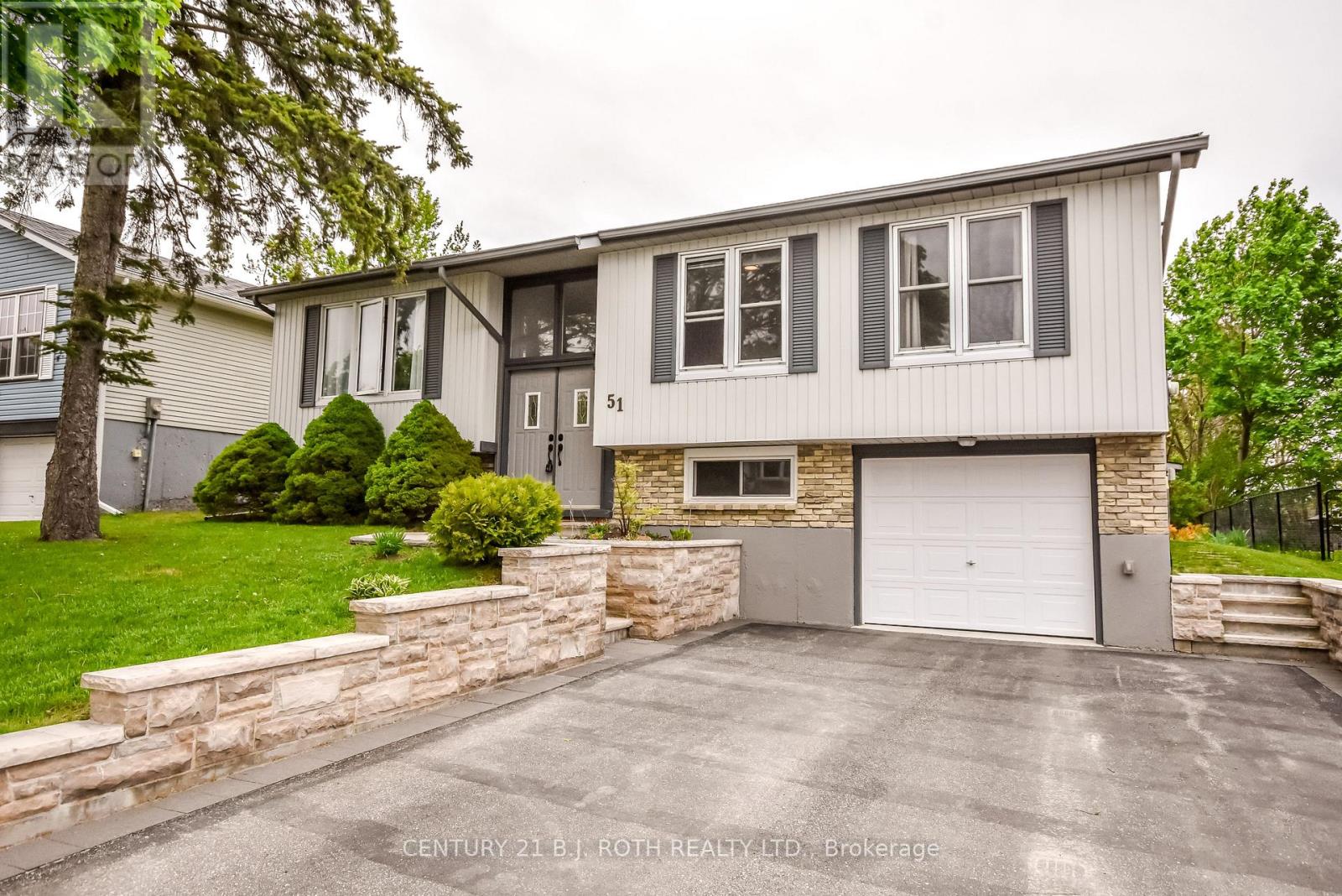 51 Heather Street, Barrie, Ontario  L4N 4M9 - Photo 1 - S12192032