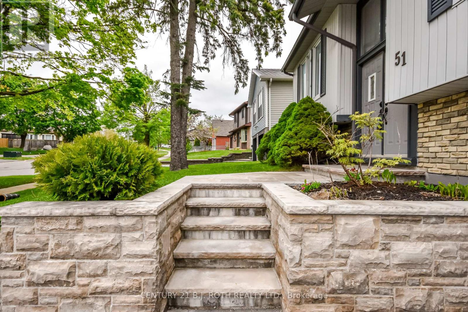 51 Heather Street, Barrie, Ontario  L4N 4M9 - Photo 2 - S12192032
