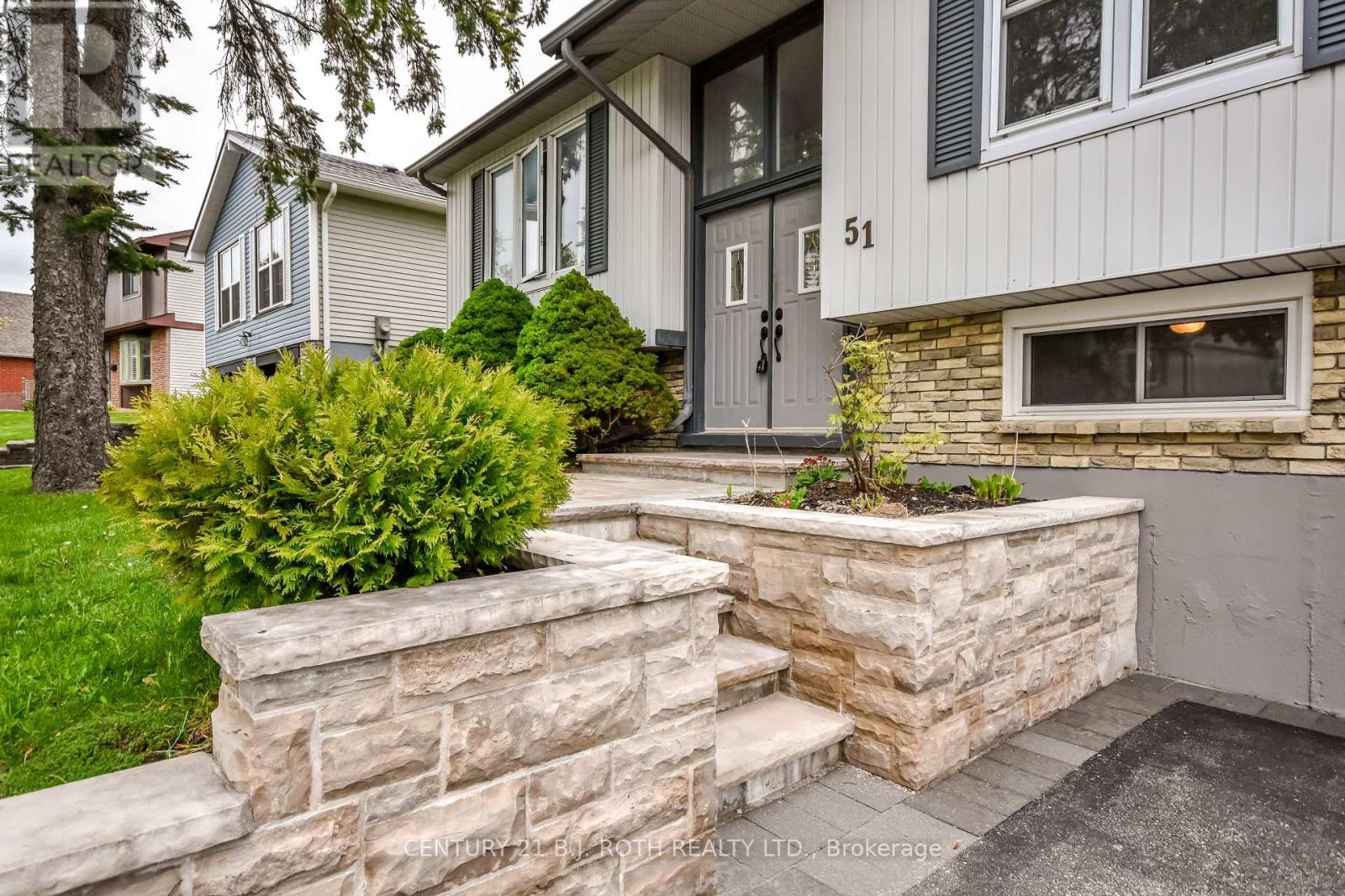 51 Heather Street, Barrie, Ontario  L4N 4M9 - Photo 3 - S12192032