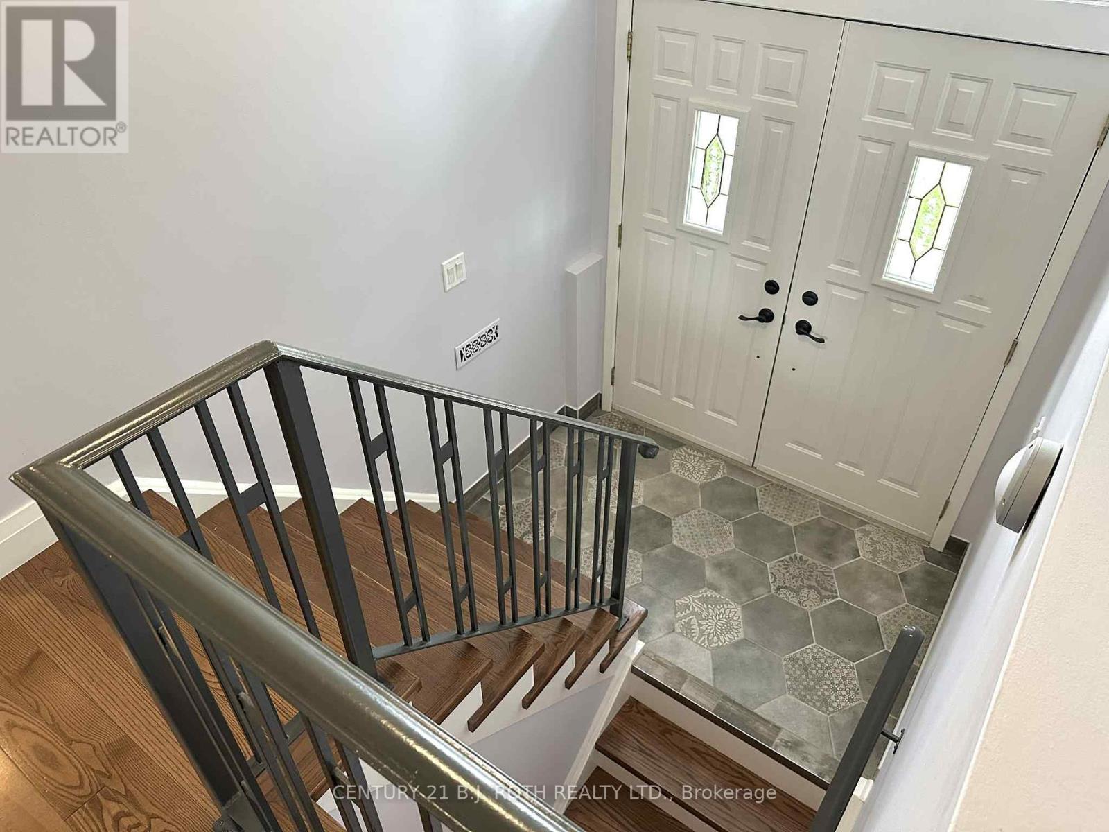 51 Heather Street, Barrie, Ontario  L4N 4M9 - Photo 5 - S12192032