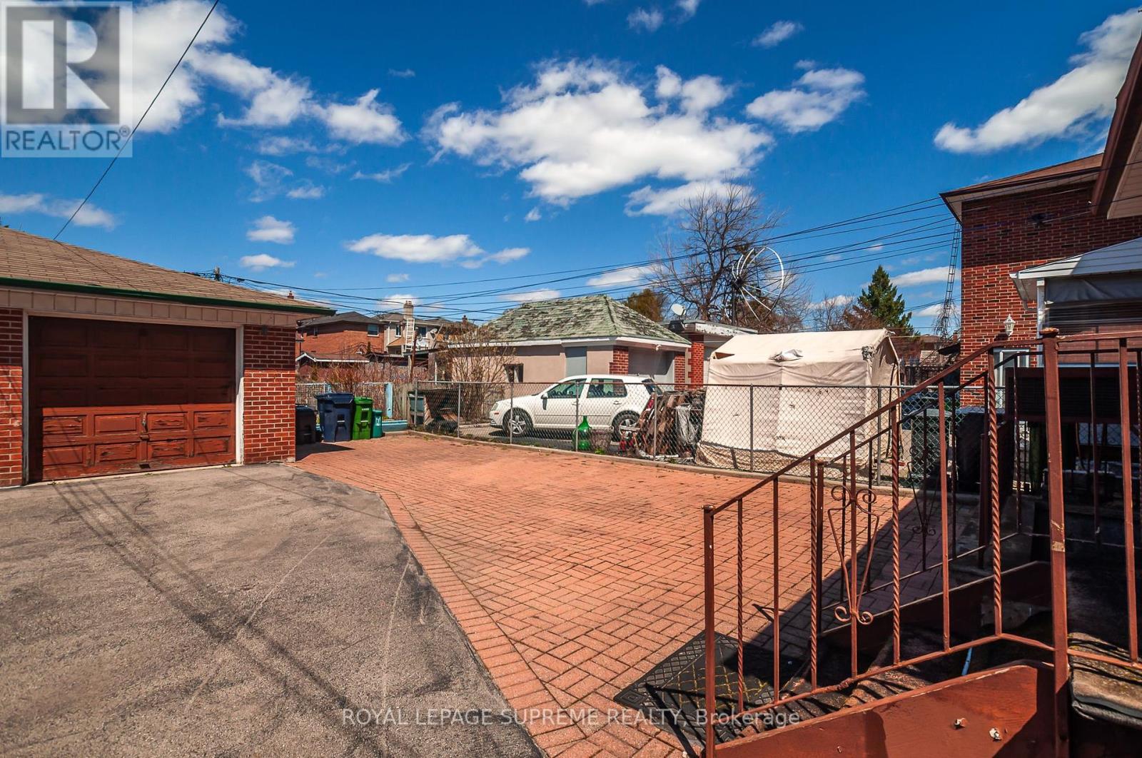 184 Dunraven Drive, Toronto, Ontario  M6M 1H5 - Photo 15 - W12191997