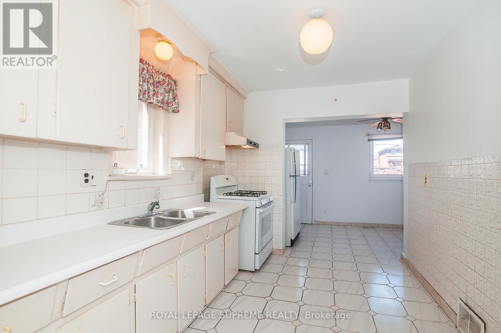 184 Dunraven Drive, Toronto, Ontario  M6M 1H5 - Photo 7 - W12191997