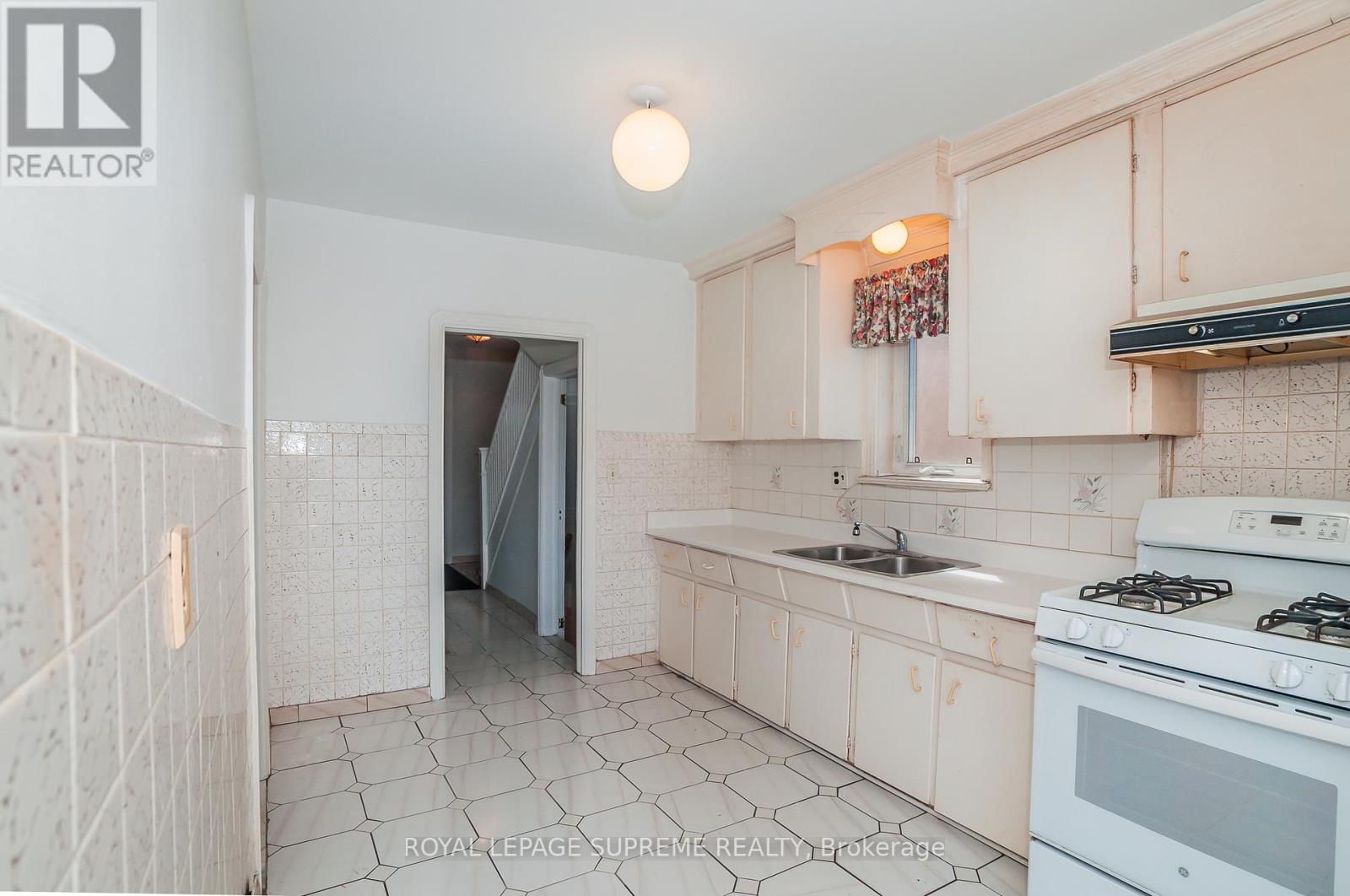 184 Dunraven Drive, Toronto, Ontario  M6M 1H5 - Photo 8 - W12191997