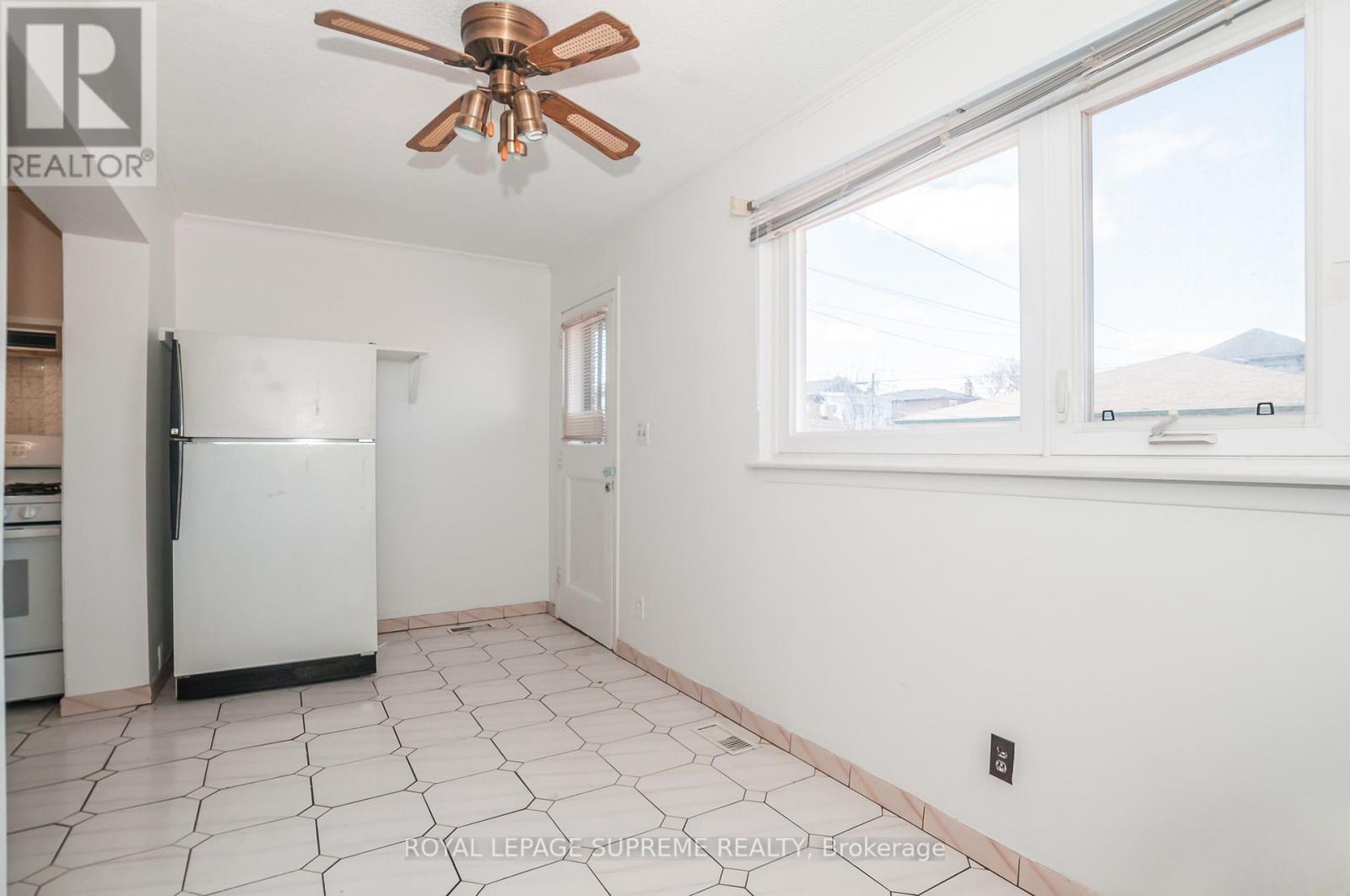 184 Dunraven Drive, Toronto, Ontario  M6M 1H5 - Photo 9 - W12191997