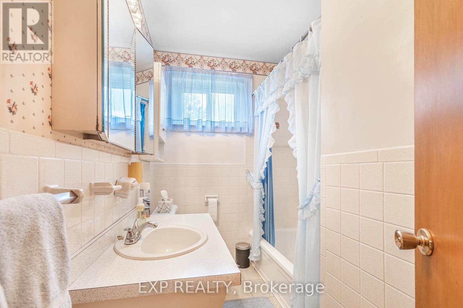 43 Theodore Drive, Mississauga (Streetsville), Ontario  L5M 1E5 - Photo 12 - W12192052