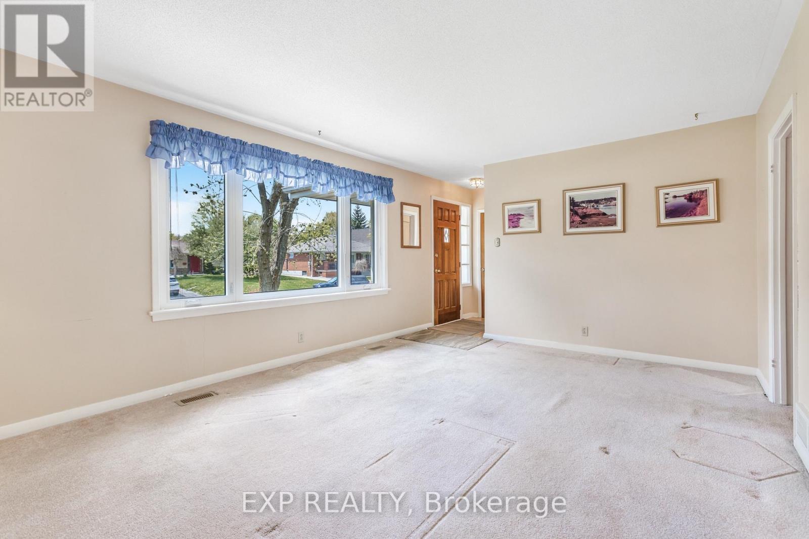 43 Theodore Drive, Mississauga (Streetsville), Ontario  L5M 1E5 - Photo 6 - W12192052