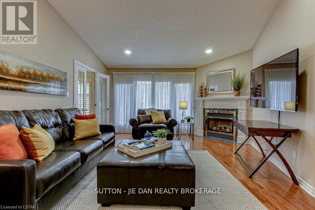 Photo 4 of 33 for 21 - 1755 Louise Boulevard