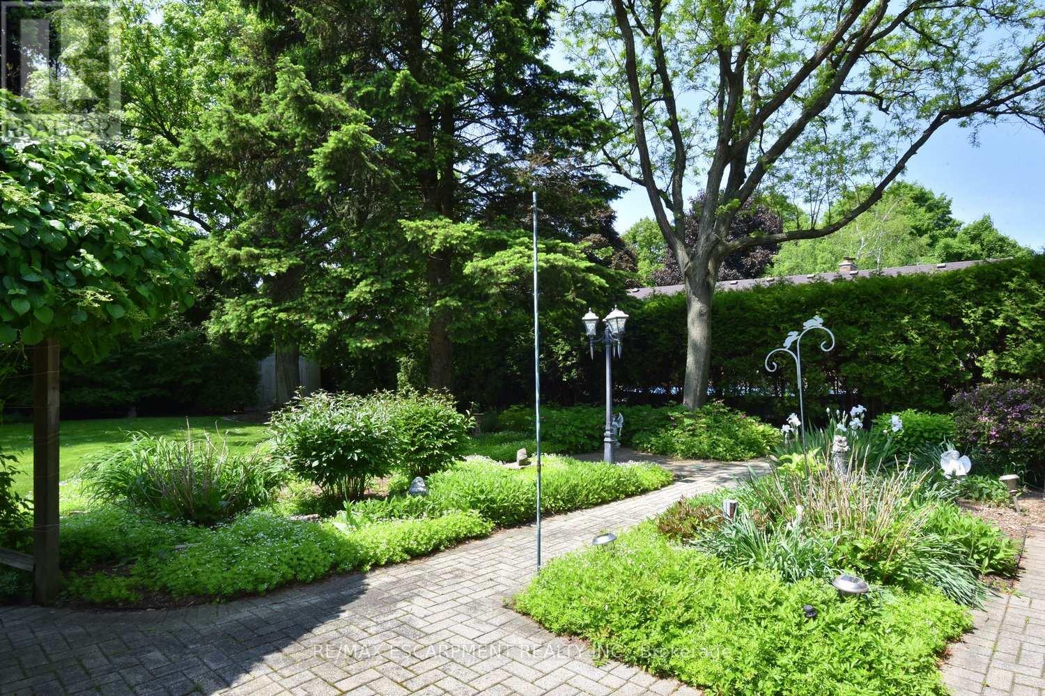 471 Stone Church Road W, Hamilton (Falkirk), Ontario  L9B 1R7 - Photo 46 - X12192173