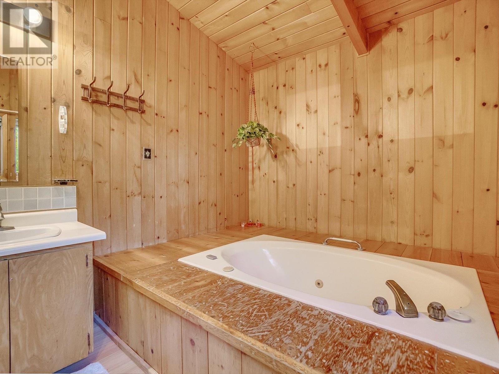 16246 Wadds Road, Crawford Bay, British Columbia  V0B 1E0 - Photo 26 - 10350521