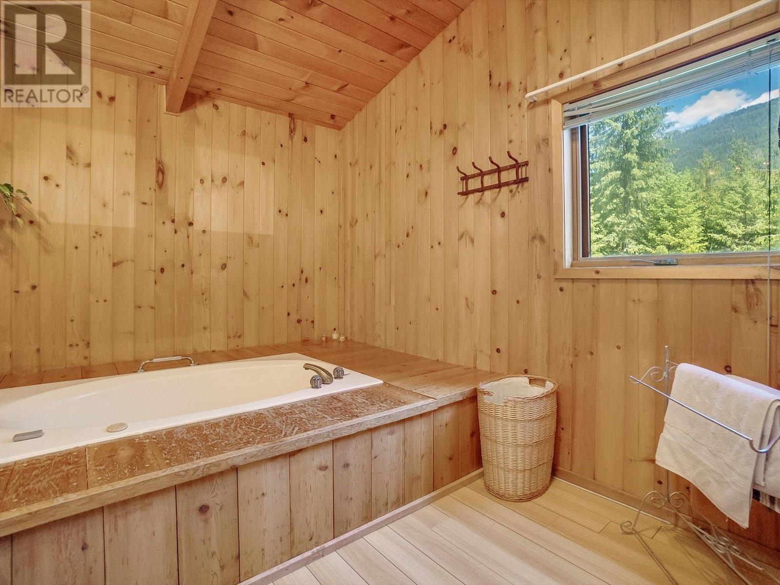 16246 Wadds Road, Crawford Bay, British Columbia  V0B 1E0 - Photo 28 - 10350521