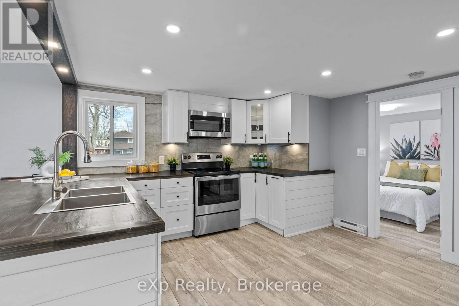 236 Sydenham Street, Strathroy-Caradoc, Ontario  N7G 1V3 - Photo 10 - X12192442