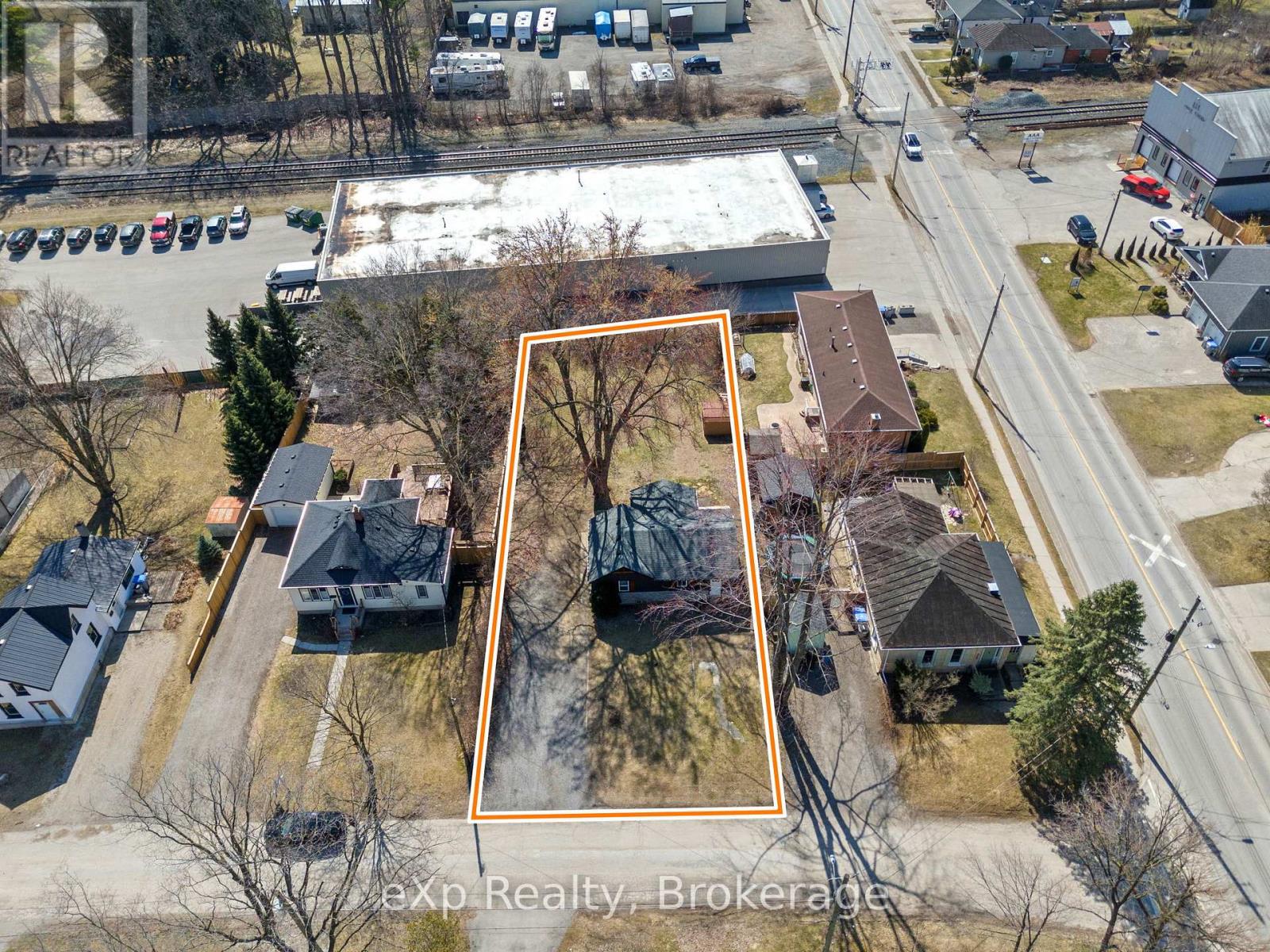 236 Sydenham Street, Strathroy-Caradoc, Ontario  N7G 1V3 - Photo 3 - X12192442