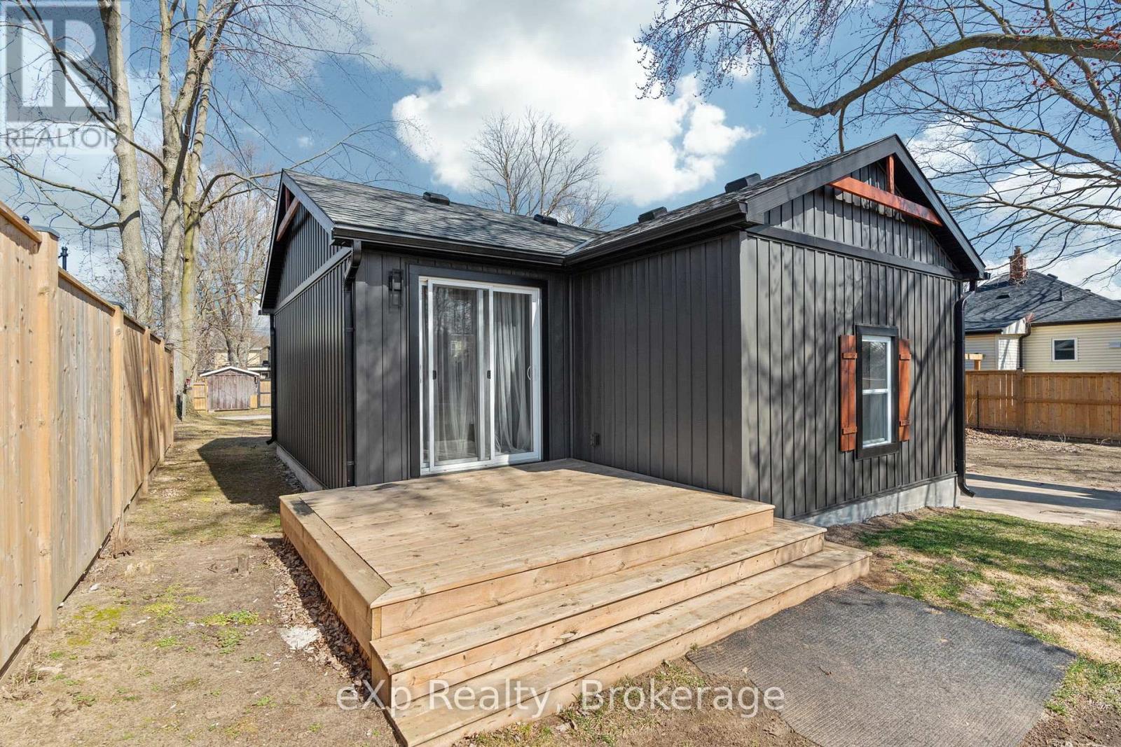 236 Sydenham Street, Strathroy-Caradoc, Ontario  N7G 1V3 - Photo 34 - X12192442