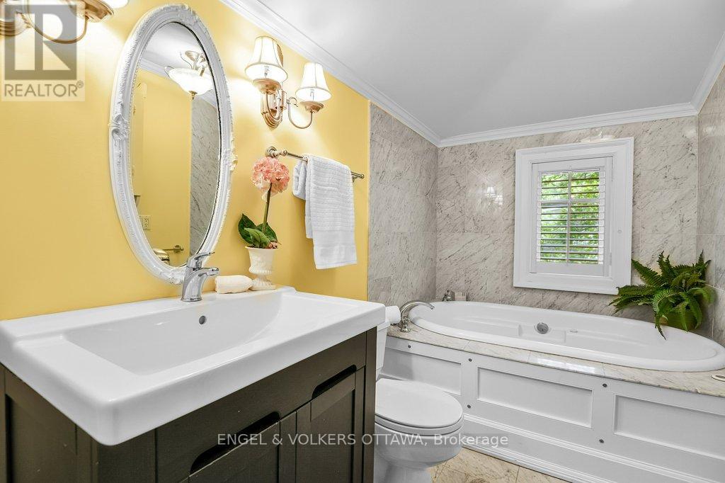 202 Cloverdale Road, Ottawa, Ontario  K1M 0X2 - Photo 36 - X12192308