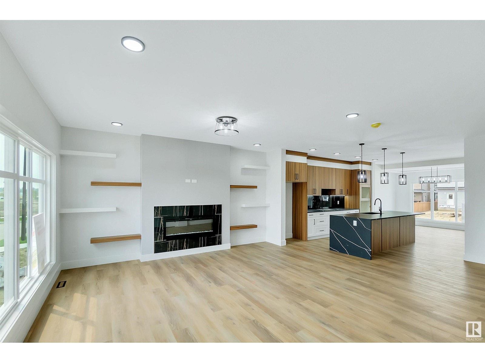 Property at 4383 37 ST image 3