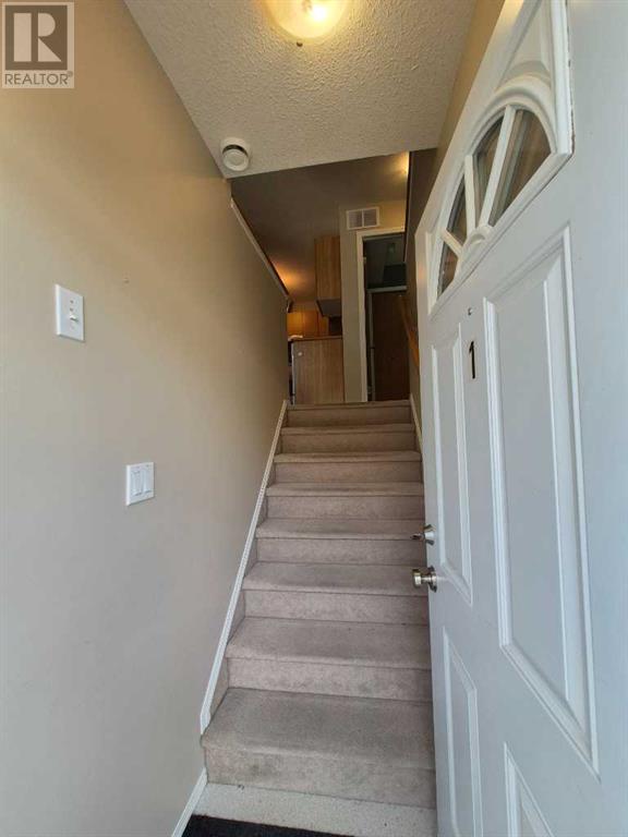 1, 23 Highlands Place W, Lethbridge, Alberta  T1J 4X8 - Photo 3 - A2227282