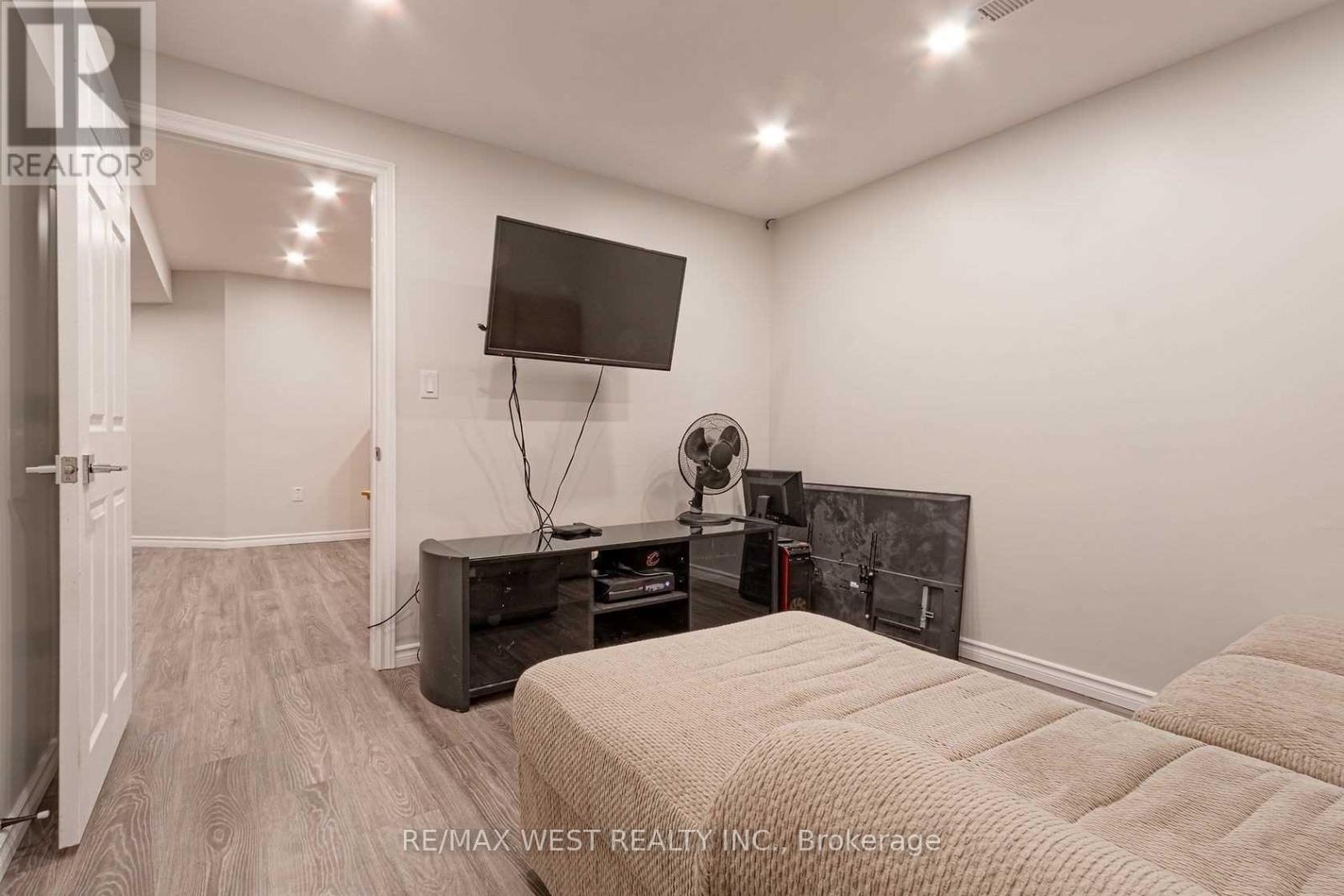 70 Breeze Drive, Bradford West Gwillimbury, Ontario  L3Z 3A5 - Photo 8 - N12192432