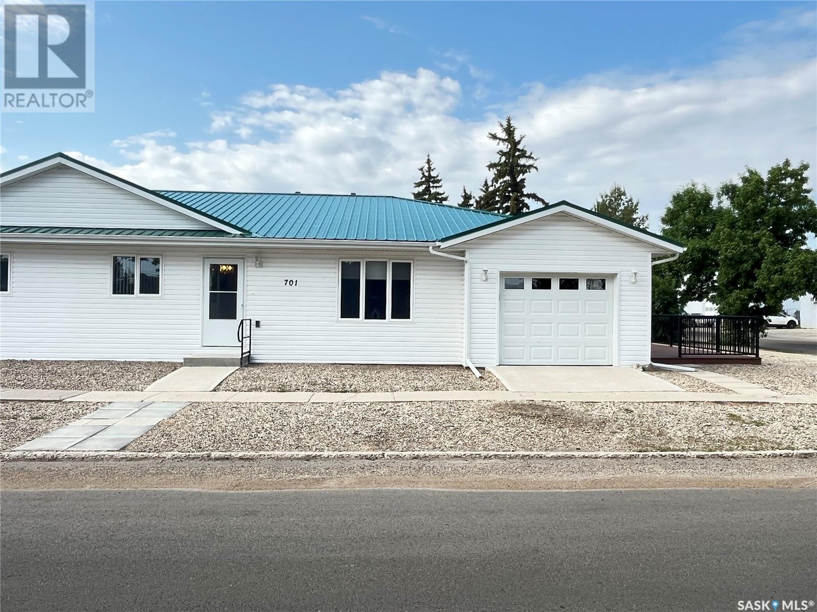 701 1st Avenue, Maple Creek, Saskatchewan  S0N 1N0 - Photo 1 - SK008021