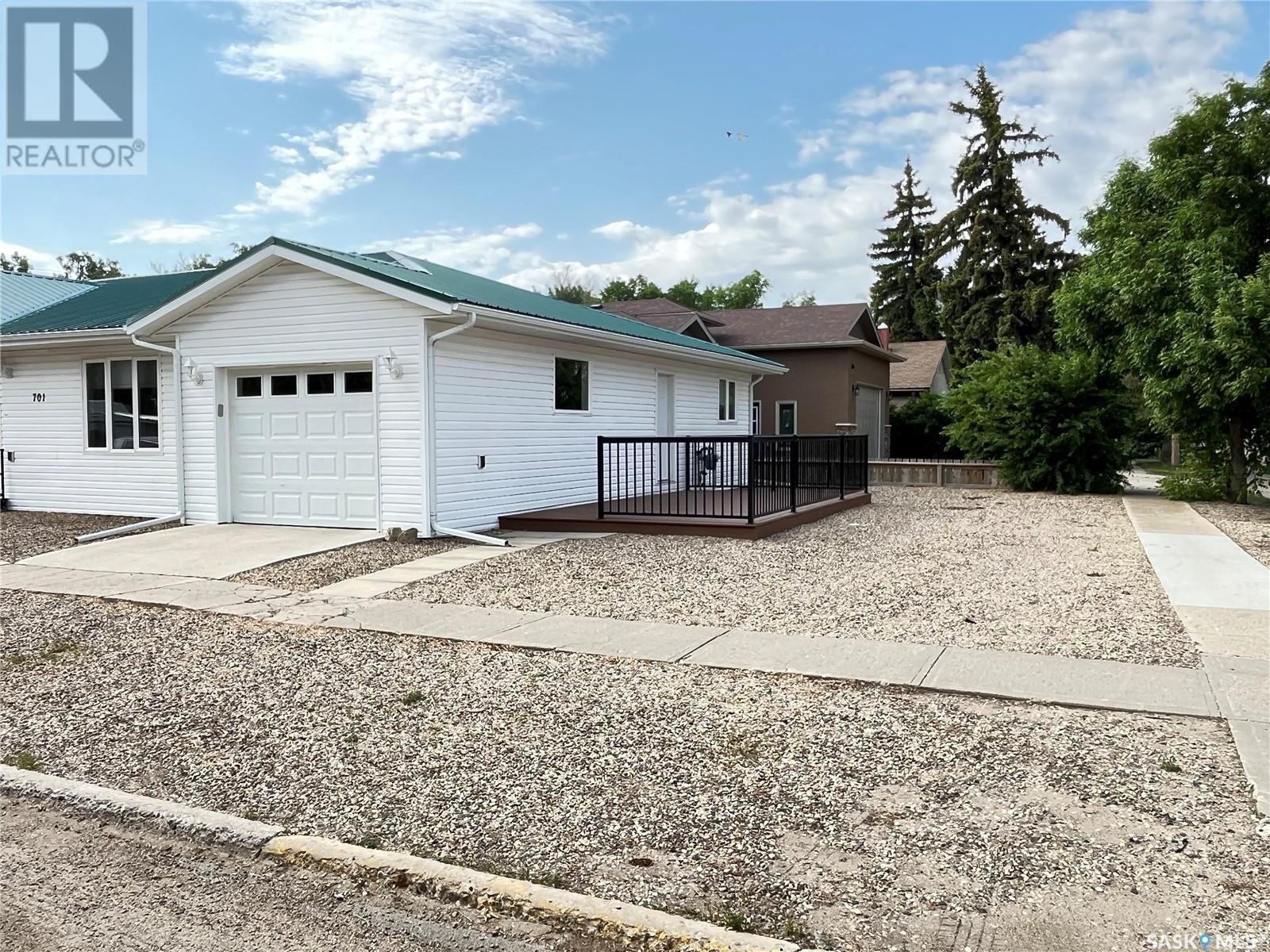 701 1st Avenue, Maple Creek, Saskatchewan  S0N 1N0 - Photo 2 - SK008021