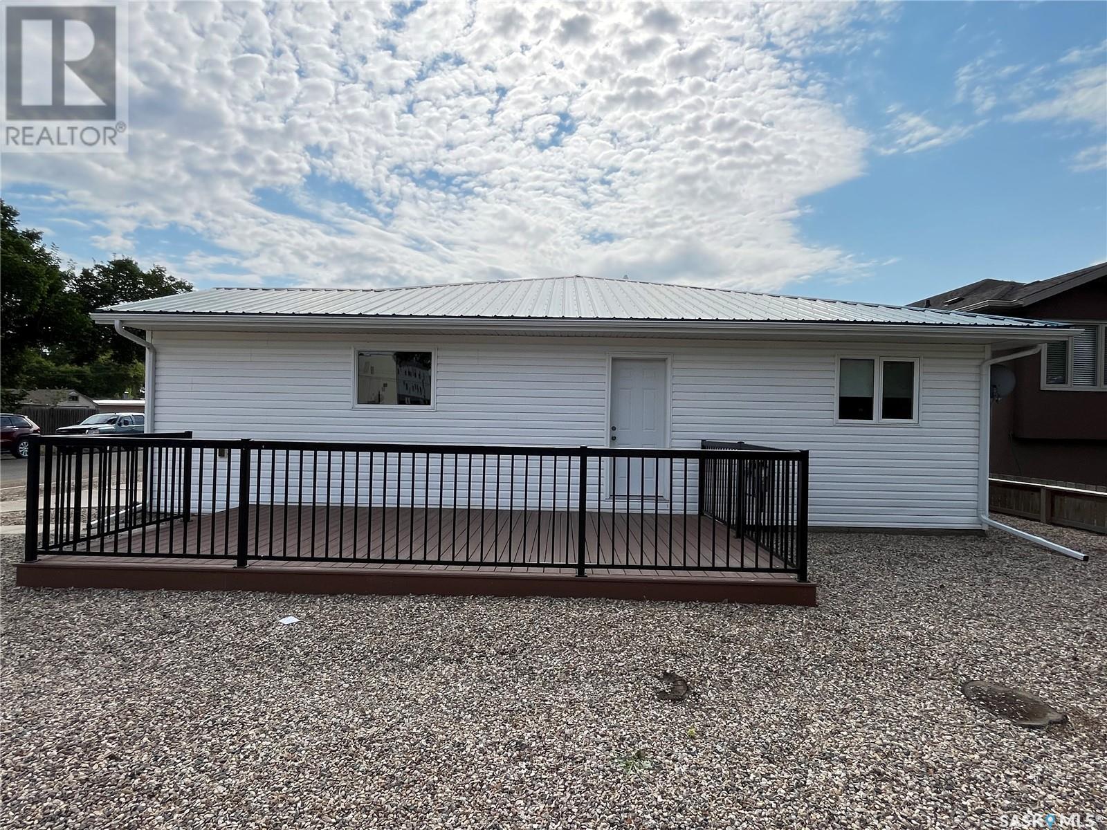 701 1st Avenue, Maple Creek, Saskatchewan  S0N 1N0 - Photo 3 - SK008021